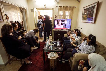Familiares y amigos de Shireen Abu Akleh, en la casa de la reportera en Jerusalén, este miércoles. 