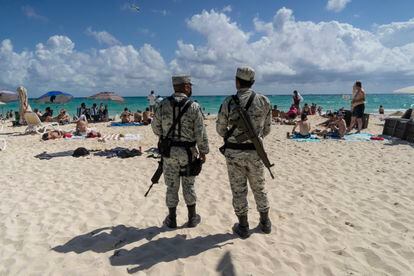 Dos elementos de la Guardia Nacional resguardan la playa frente al Mamita's Beach Club.
