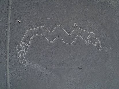 Una serpiente con dos cabezas y humanoides, imagen en alta resolución.