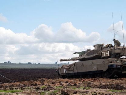 Un soldado israelí sobre un tanque en los Altos del Golán.