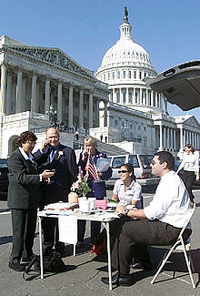 Cuatro congresistas y sus ayudantes trabajan en el aparcamiento del Capitolio, después de que las oficinas del Congreso hayan tenido que ser desalojadas por la amenaza del ántrax.