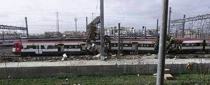 Restos de uno de los vagones a la altura de la calle Téllez, en las cercanías de la estación de Atocha, tras la explosión de una bomba el 11 de marzo de 2004.