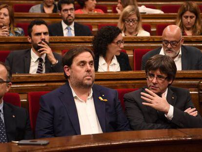 Carles Puigdemont  junto a Oriol Junqueras hoy en el Parlamento catal&aacute;n