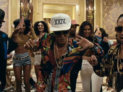 Bruno Mars en el videoclip de su nueva canci&oacute;n &#039;24K Magic&#039;.