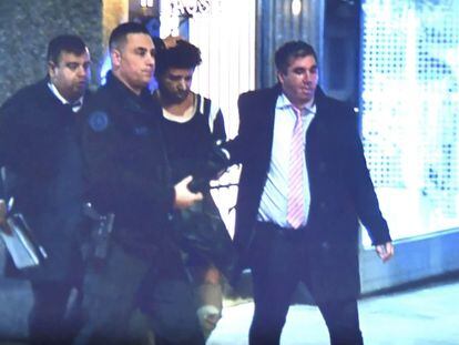 Una captura de vídeo muestra la detención de Fernando Sabag Montiel, el hombre que apuntó con un arma de fuego a Cristina Fernández de Kirchner el 1 de septiembre de 2022 en Buenos Aires.