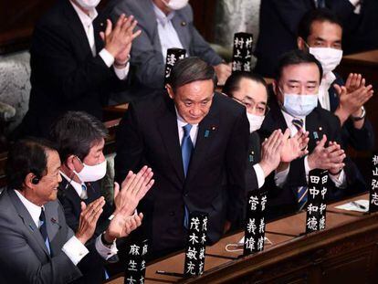 Yoshihide Suga saluda en el Parlamento japonés tras ser elegido primer ministro. 