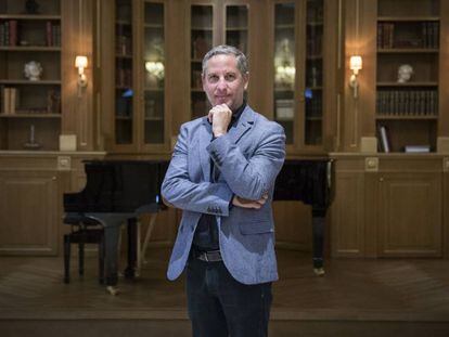 El ganador del Premio Nadal, Guillermo Martínez, el lunes en Barcelona.