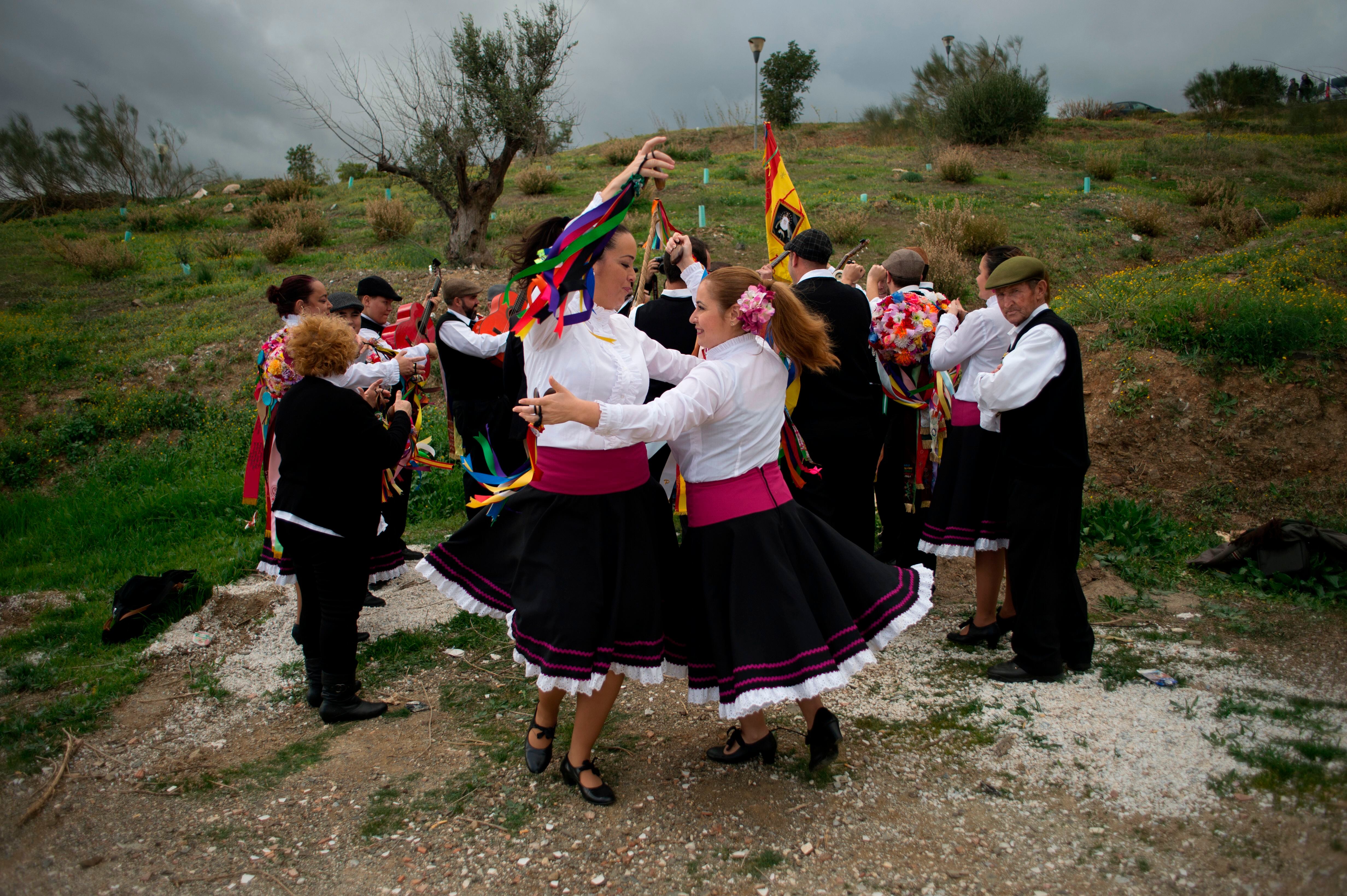 Celebración de una edición anterior de la fiesta de Verdiales, con la vestimenta tradicional. 