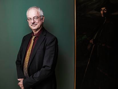 El Nobel de Química Morten Meldal posa junto a un retrato de Ignacio Zuloaga en la Fundación Ramón Areces (Madrid).