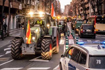 Varios tractores circulan por una calle en Logroño, este miércoles. 