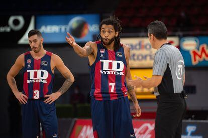 Pierra Henry protesta a árbitro una jugada en el partido entre el Baskonia y el Estrella Roja este viernes en Belgrado