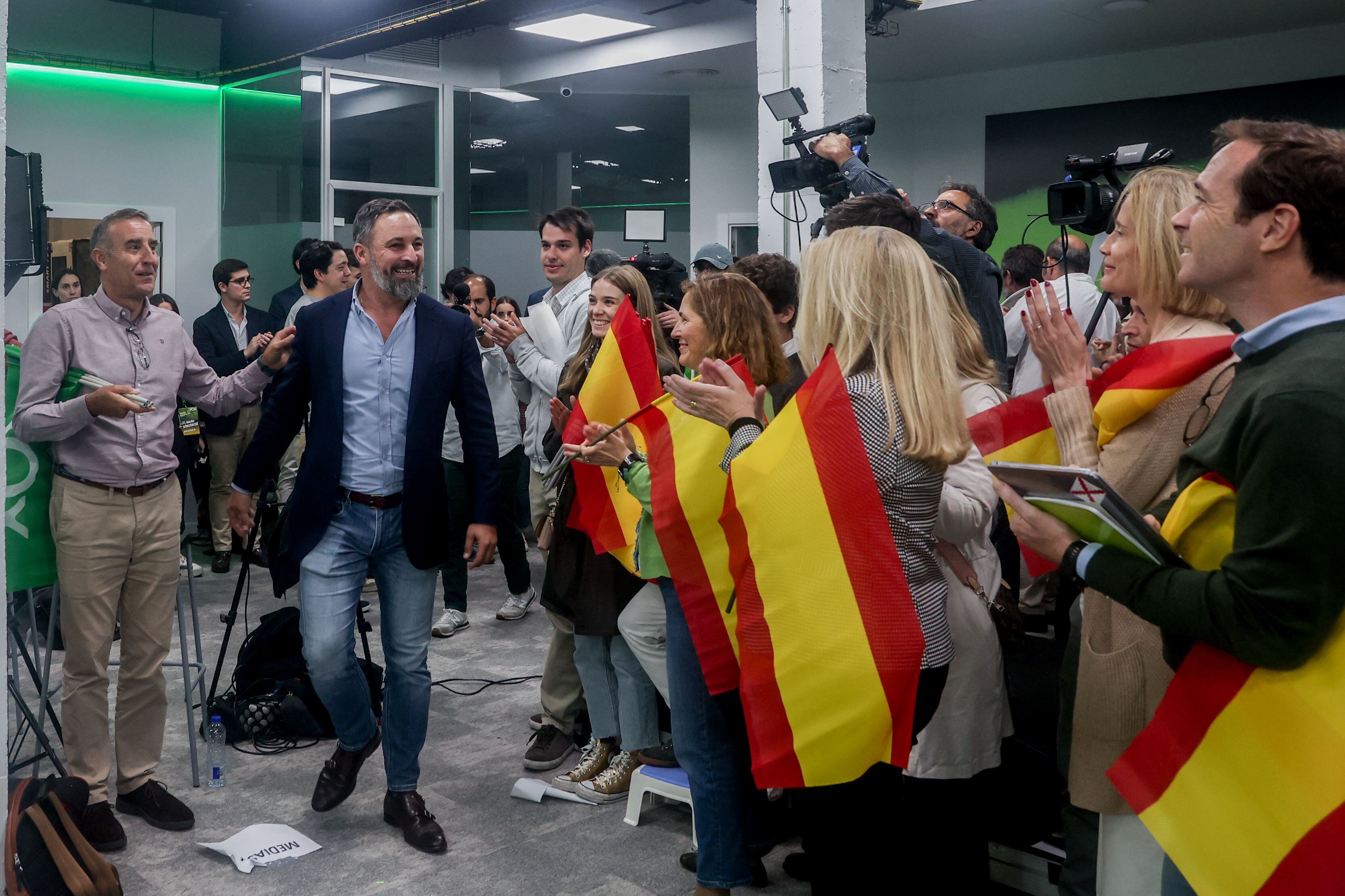 El líder de Vox, Santiago Abascal, a su llegada para comparecer en una rueda de prensa durante el seguimiento de la jornada electoral en la sede nacional de Vox en Madrid.