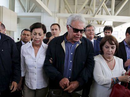 González, en el aeropuerto de Caracas con la madre de Leopoldo López (izquierda) y la mujer de Antonio Ledezma (derecha).