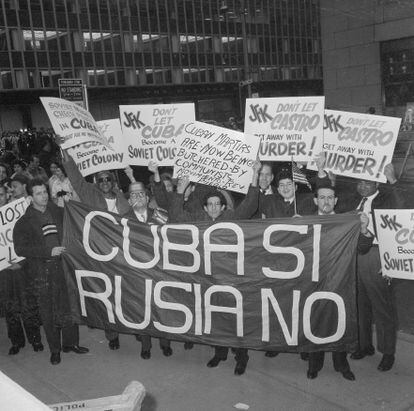 Un grupo de manifestantes anticastristas protesta en la ciudad de Nueva York durante una visita del presidente Kennedy. 