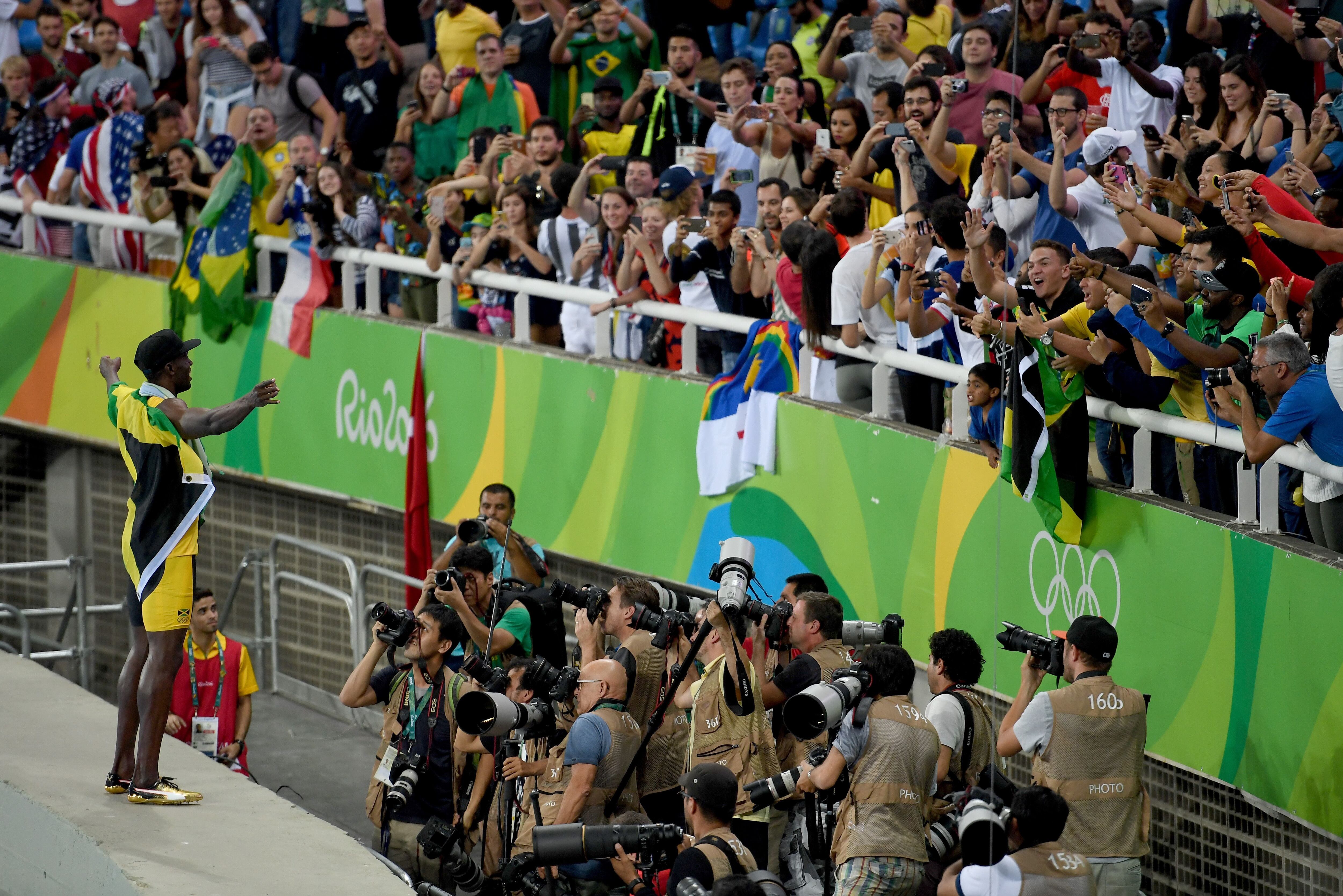 Bolt celebra con el público el triunfo en el relevo 4x100 en Río 2016. / SHAUN BOTTERILL (GETTY)