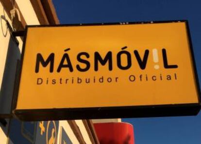 Cartel de un distribuidor de MásMóvil.