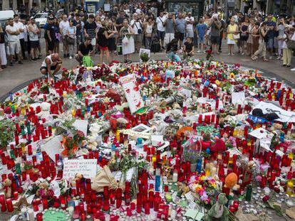 El mosaico de Mir&oacute; de La Ramba completamente cubierto de flores, velas y objetos en homenaje a las v&iacute;ctimas de los atentados. 