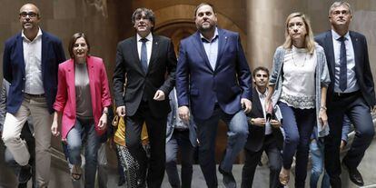 Puigdemont y Junqueras, en el centro, con altos cargos de la Generalitat, el Parlament y municipios en uno de los actos de presentación del referéndum.