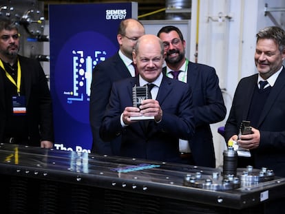 El canciller alemán, Olaf Scholz (centro), y el ministro del clima Robert Habeck (derecha) durante la inauguración de la gigafactoría de electrólisis de Siemens Energy en Berlín el pasado 8 de noviembre.