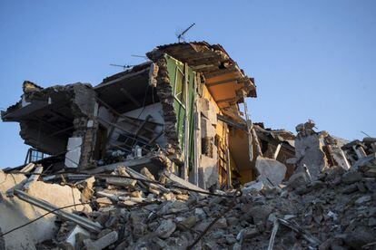 Vista de una casa destruída en la ciudad de Amatrice.