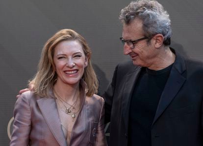 Cate Blanchett y Mariano Barroso, presidente de la Academia española de cine, este sábado en Valencia. 