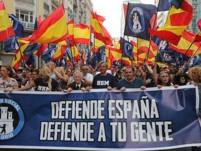 Manifestantes en una marcha convocada por la organización ultraderechista Hogar Social en Madrid.