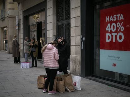 Un comercio anuncia rebajas en el Portal de l'Àngel de Barcelona.