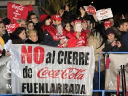 Trabajadores de Coca-Cola protestan a la entrada del Hotel Auditorium de Madrid, donde se celebra la gala de los Premios Goya