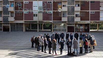 Participantes en la ruta guiada por el barrio de Montbau en el marco del ciclo (Re)Voltes.