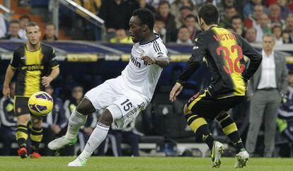 Essien golpea el bal&oacute;n ante V&iacute;ctor Rodr&iacute;guez. 