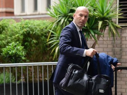 Zidane llega al hotel de Cardiff.
