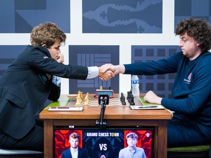 Magnus Carlsen (izquierda) y Hans Niemann se saludan al inicio de su partida en la Copa Sinquefield el 4 de septiembre de 2022
