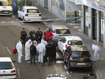 Efectivos de la Policía, a la entrada de la entidad bancaria de Vigo en la que se ha registrado el atraco.