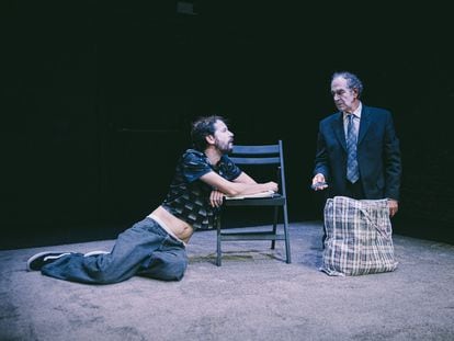 Escena de l'obra 'El Gos', a la imatge Albert Prat i Albert Pérez. Fotografia: Pere Cots