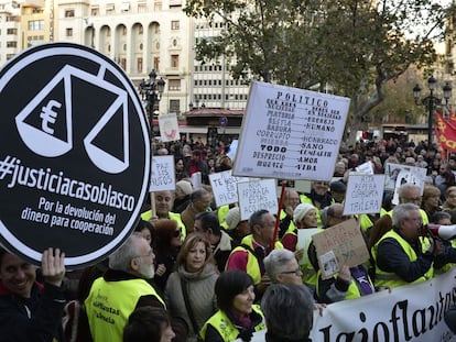 Cientos de personas concentradas en la plaza del Ayuntamiento de Valencia protestan contra la corrupción.