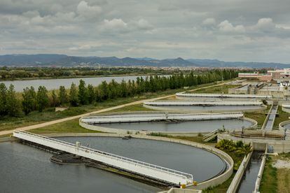 Depuradora de Agbar en el Baix Llobregat (Barcelona). La compañía quiere impulsar la regeneración del agua en la zona y el aprovechamiento sostenible de recursos locales, con un proyecto con fondos Next Generation que supone una inversión de unos 1.500 millones de euros.