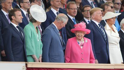 La reina Isabel II, en el palco junto al presidente de Francia y el de EEUU en el homenaje celebrado ayer en Portsmouth.