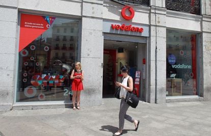 Tienda de telefonía móvil de Vodafone en Madrid.