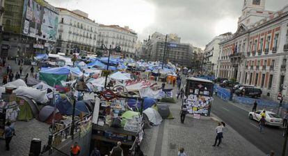 Aspecto de la Puerta del Sol esta mañana, cuando se cumplen 16 días de acampada.