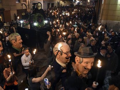 La procesión del Entierro de Genarín por las calles de León, en la Semana Santa de 2017. 
 