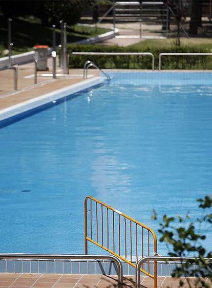 La piscina de San Blas, vacía y cerrada durante la huelga de empleados de municipales.