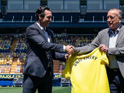 El nuevo entrenador del Villarreal, Unai Emery,  con el presidente, Fernando Roig, en el Estadio de La Cerámica.