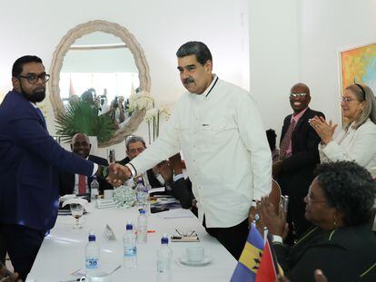 Nicolás Maduro, estrecha la mano del mandatario de Guyana, Irfaan Ali, este jueves en San Vicente y las Granadinas.