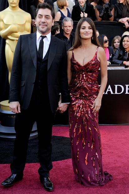 En 2011 acudió a los Oscar un mes después de dar a luz a su primer hijo, Leo. Javier Bardem estaba nominado por su trabajo en Biutiful y fue la primera vez que pisaban juntos aquella alfombra roja. Para la ocasión ella eligió un vestido tubo de lentejuelas de L'Wren Scott.