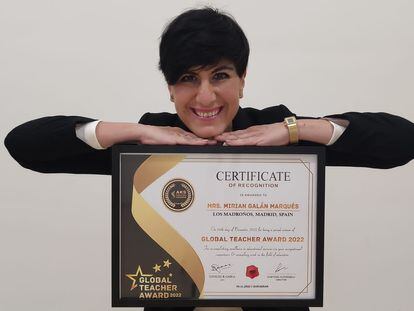 Mirian Galán, con el premio Global Teacher Awards.