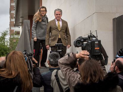El cuñado de quien fuera alcaldesa de la ciudad Rita Barberá, José María Corbín (d), junto a su hija Rita Corbín Barberá (i), tras firmar en el Juzgado de la Ciudad de la Justicia de Valencia en enero de este año.