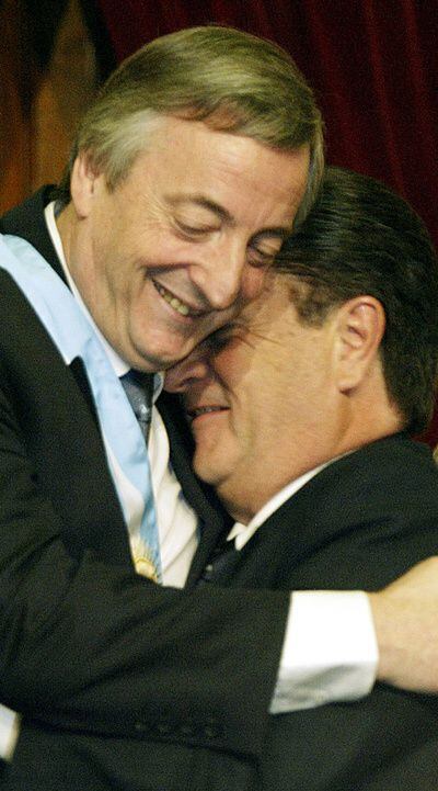 Néstor Kirchner (izquierda) y Eduardo Duhalde, durante la toma de posesión del primero en 2003.