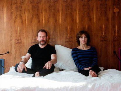 El artista Liam Gillick y Viv Albertine, ex integrante de The Slits, protagonistas de 'Exhibition'.