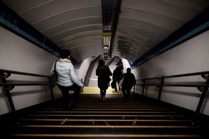 Varios pasajeros se dirigen al andén de metro de la estación de Sol, el pasado 1 de febrero.