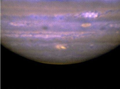 Imagen de la zona sur de Júpiter, obtenida por composición de varias exposicones en infrarrojo, en que se aprecia la marca del impacto de un cometa.